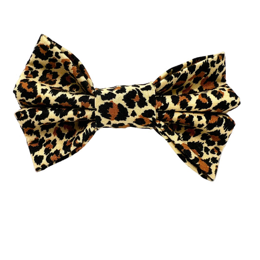 brown, black and beige colours make up this quality leopard print dog bow which attaches by elastic to a collar